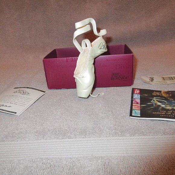 Raine EN POINTE Champagne BALLET SHOE Ballerina COLLECTIBLE Signed VINTAGE 25239 - Picture 2 of 11